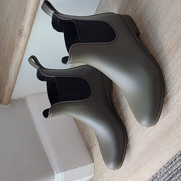 Chelsea Rain Boots, green, size 7 - Picture 2 of 10